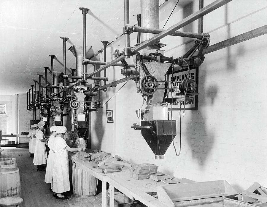 Women Working In Factory Photograph By Underwood Archives