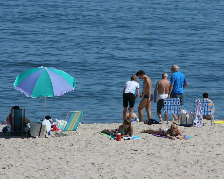 Beach Scene 2 Photograph By Richard Susskind