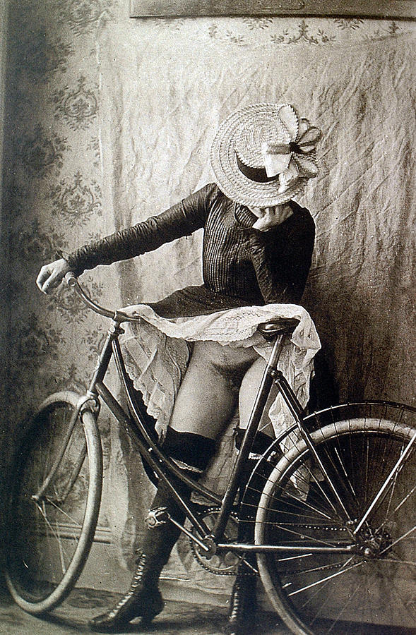 Голые женщины на велосипеде фото