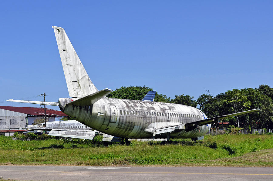 abandoned-airplane-fernando-barozza.jpg