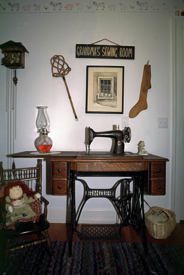 Old+Singer+Sewing+Machine+Drawings antique Singer sewing machine with treadle by Sally Weigand