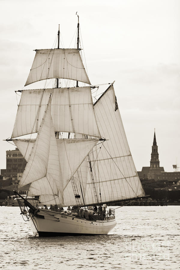 Cotre Pirate (ex Camaret 1/35e) - Page 22 Brigantine-tallship-fritha-sailing-charleston-harbor-dustin-k-ryan