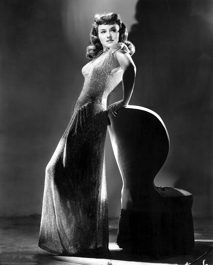 paulette-goddard-in-typically-classy-eve