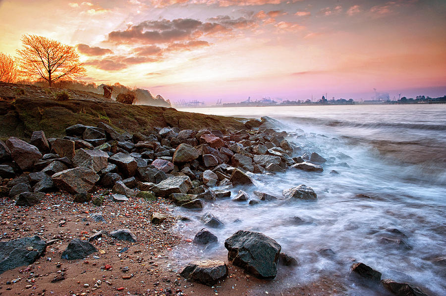 sunrise-over-river-elbe-in-hamburg-roy-jankowski.jpg