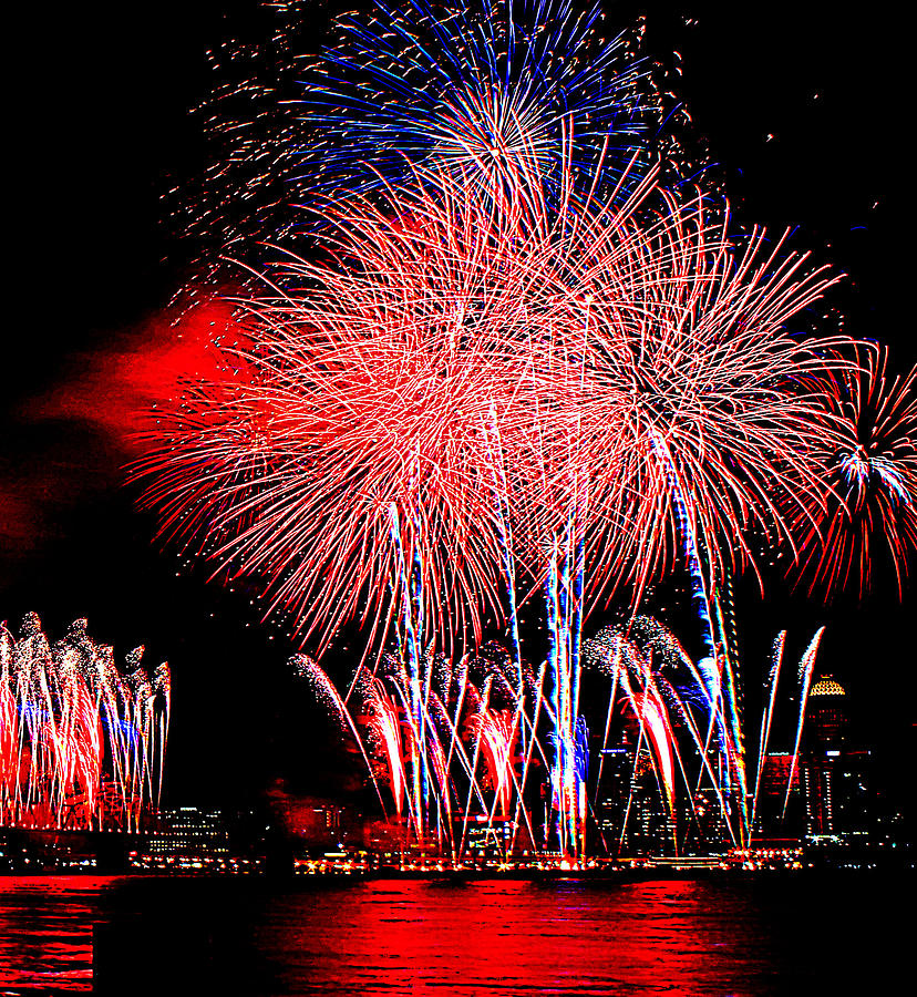 [Image: thunder-over-louisville-in-patriotic-blo...w-winn.jpg]