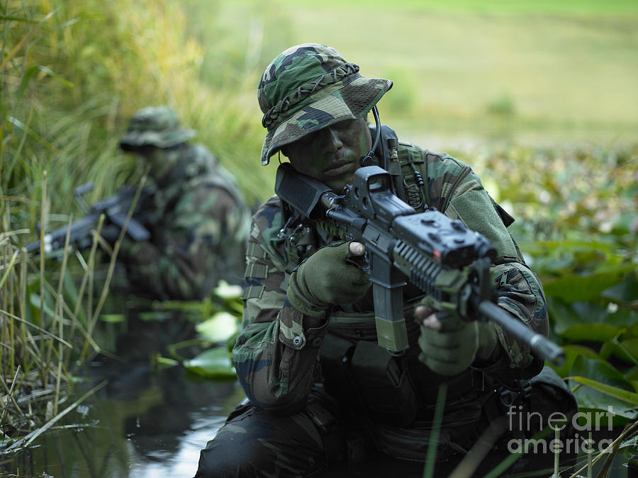 us-navy-seals-cross-through-a-stream-tom