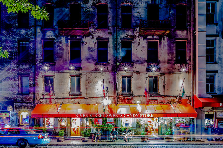 In my post, The Ultimate Guide to Visiting River Street in Savannah, GA, I mention that my first stop when visiting Savannah is always to River Street Sweets. In fact, in 20+ years of annual trips to Savannah growing up, I never once missed a visit to my favorite famous gourmet candy shop!