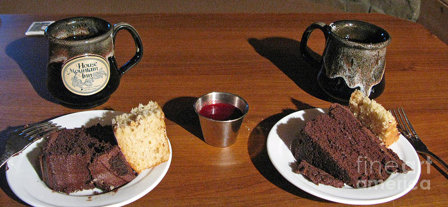 coffee-and-chocolate-cake-mountain-house-inn-ausra-paulauskaite.jpg