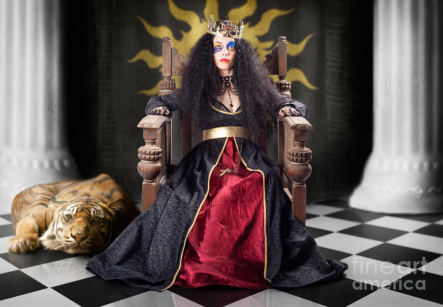 Анальная королева трахается с пажом на троне
