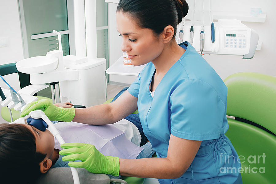 Dentist Administering Nitrous Oxide Photograph By Peakstock Science