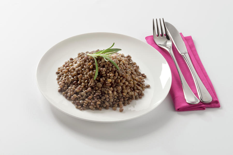 Assiette De Lentilles Vertes Sur Fond Blanc Plate Of Green Lentils On A