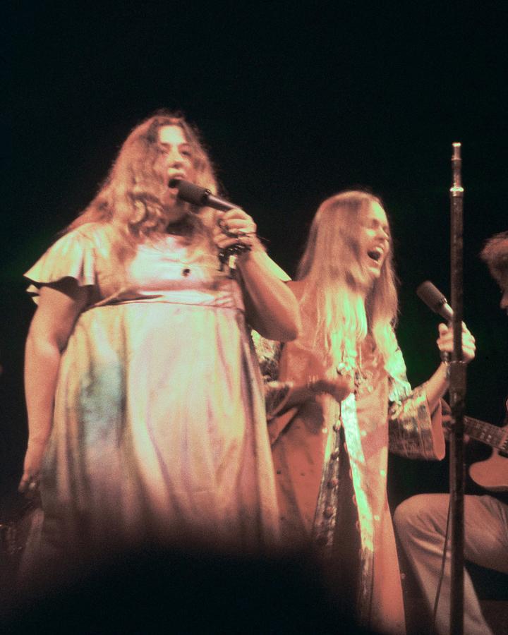 Cass Elliot And Michelle Phillips Singing At Monterey International Pop