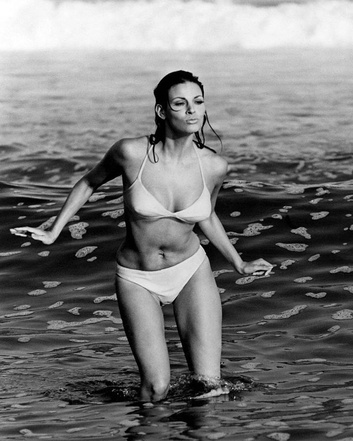 Amazon Globe Photos Artprints Raquel Welch Posing On A Beach Hot Sex