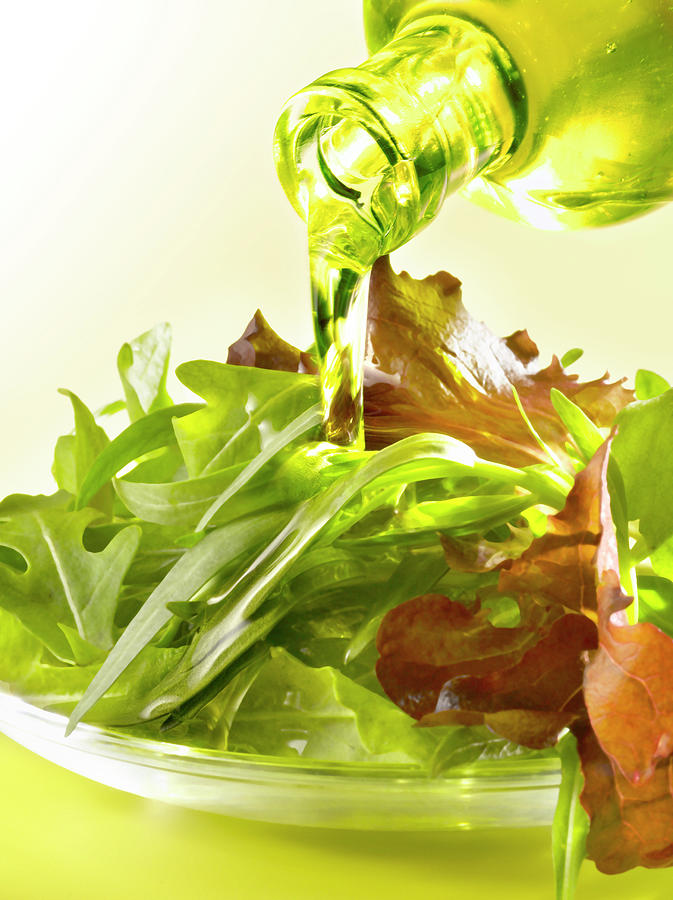 Verser De L Huile Sur Des Feuilles De Salade Pouring Olive Oil Onto A