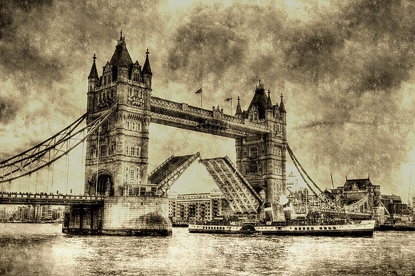 David Pyatt - Tower Bridge And The Waverley Vintage