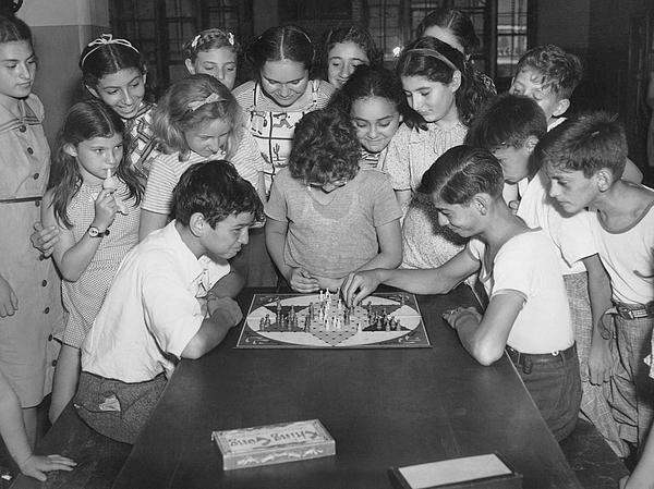 https://images.fineartamerica.com/images-medium-5/children-playing-game-underwood-archives.jpg