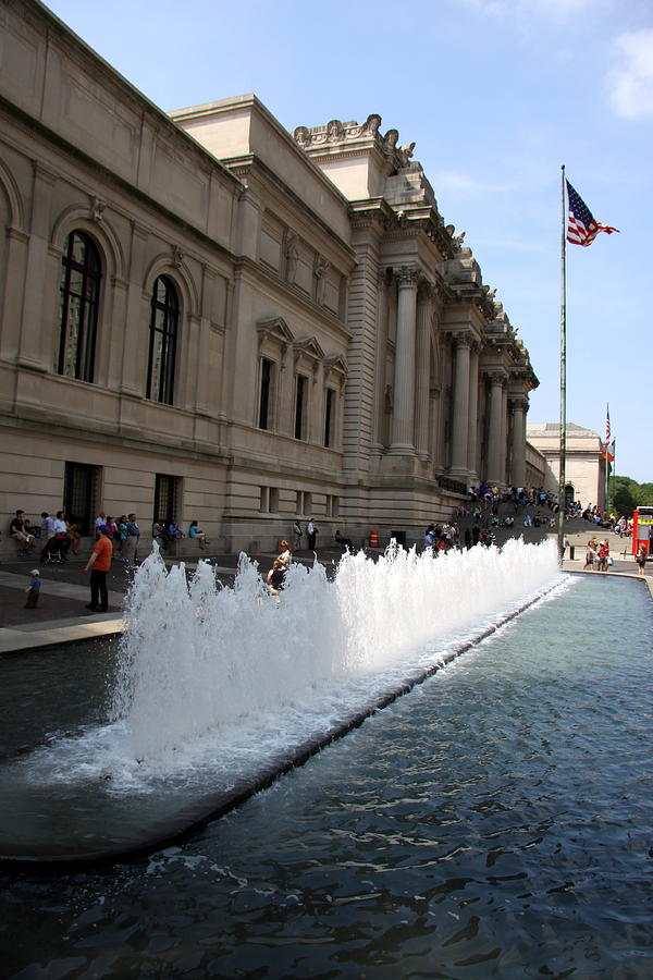 The Metropolitan Museum With Fountain Photograph by ...