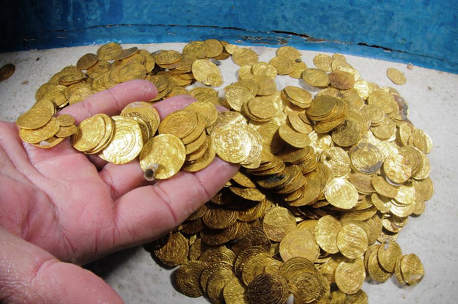 A Stash Of 2000 Ancient Gold Coins #1 Photograph by Photostock-israel/science Photo Library
