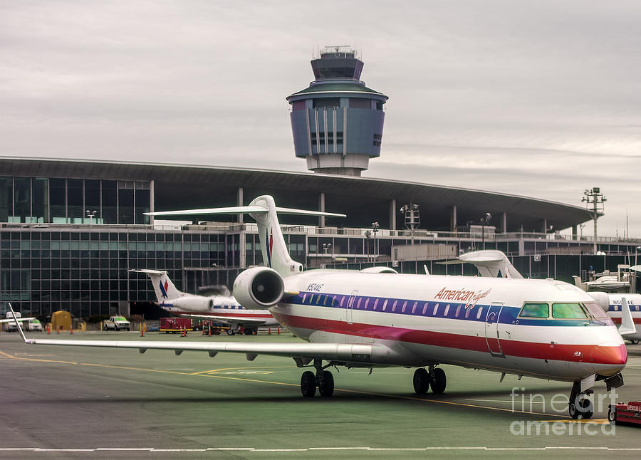 American Airlines Jet Plane at LaGuardia Airport Photograph by David Oppenheimer