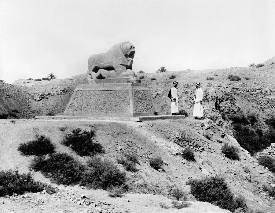 Babylon Basalt Lion Photograph by Granger - Fine Art America