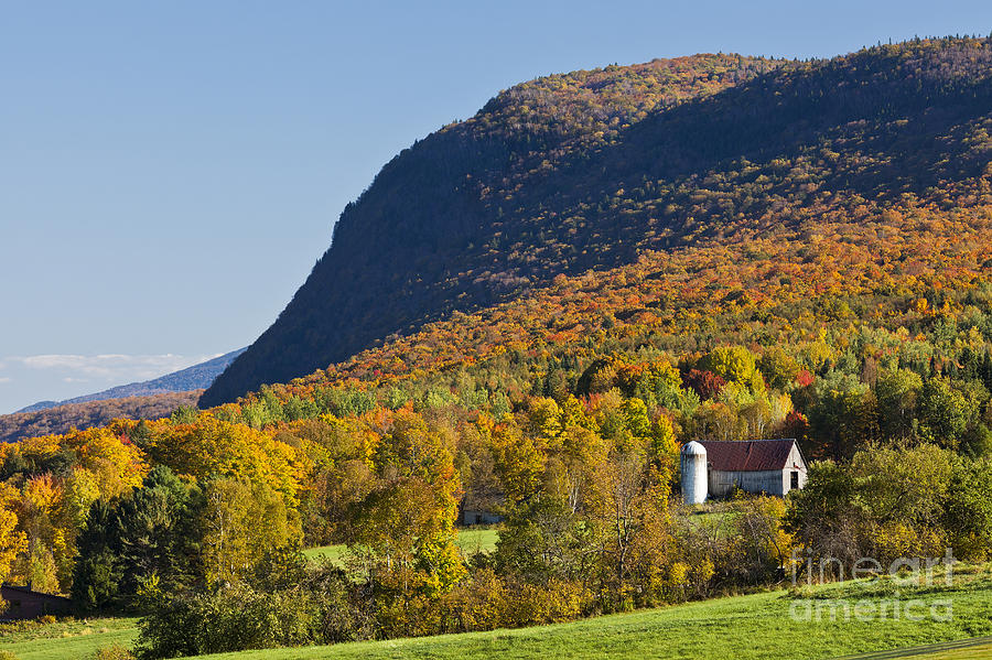Barn In October Landscape Photograph by Alan L Graham