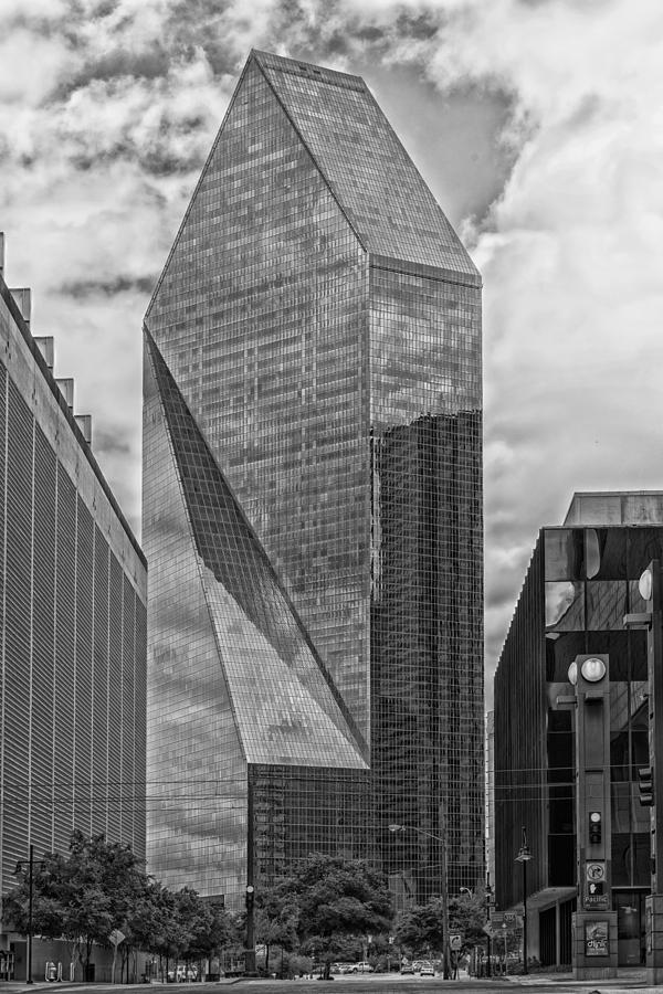Dallas Modernistic Fountain Place #1 Photograph by Mountain Dreams