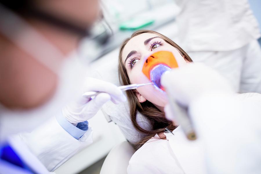 Dentist Using Ultraviolet Light Photograph By Science Photo Library ...