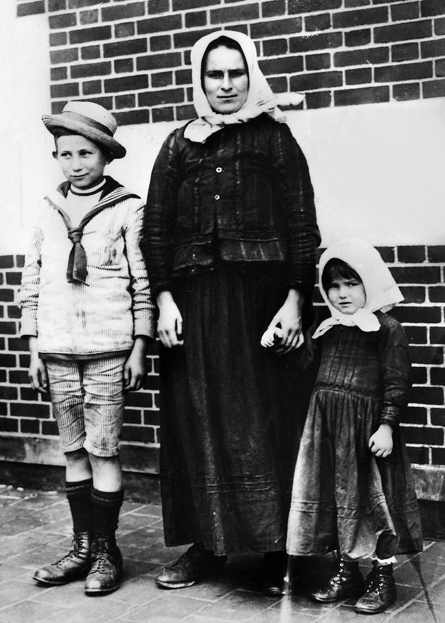 Ellis Island Immigrants #1 Photograph by Granger