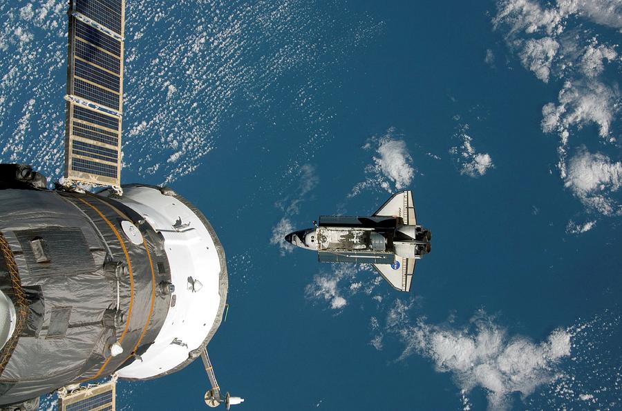 Endeavour Approaching The Iss Photograph by Nasa/science Photo Library ...