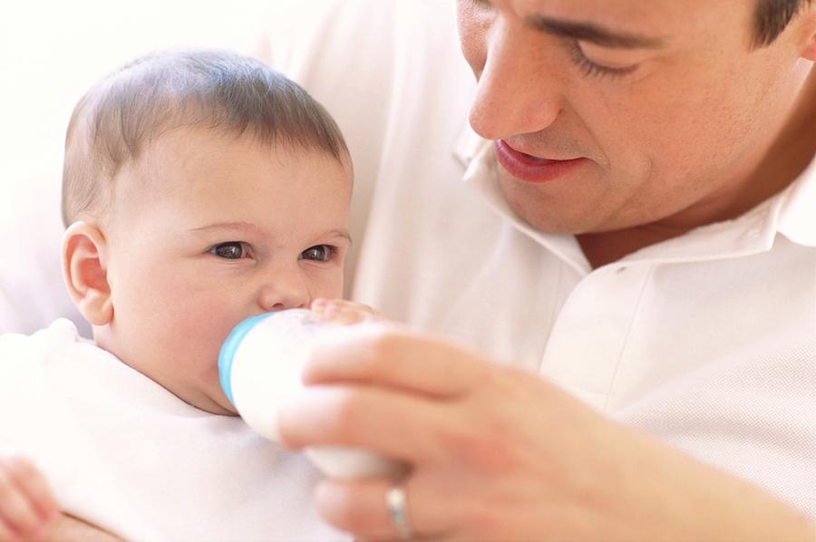 https://images.fineartamerica.com/images-medium-large-5/1-father-bottle-feeding-baby-girl-ian-hootonscience-photo-library.jpg