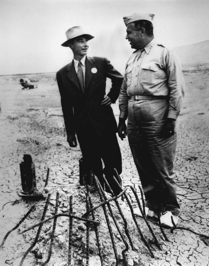 Gen. Leslie Groves R And Dr. J. Robert #1 Photograph by Everett