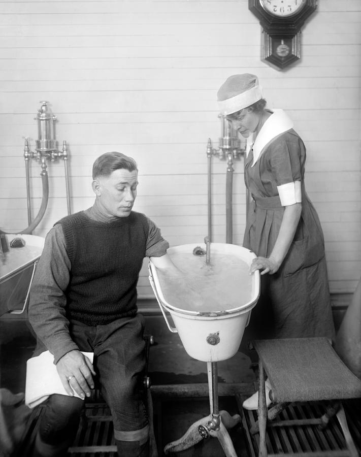 Washington D.c. Photograph - Hospital hydrotherapy, 1920s #1 by Science Photo Library