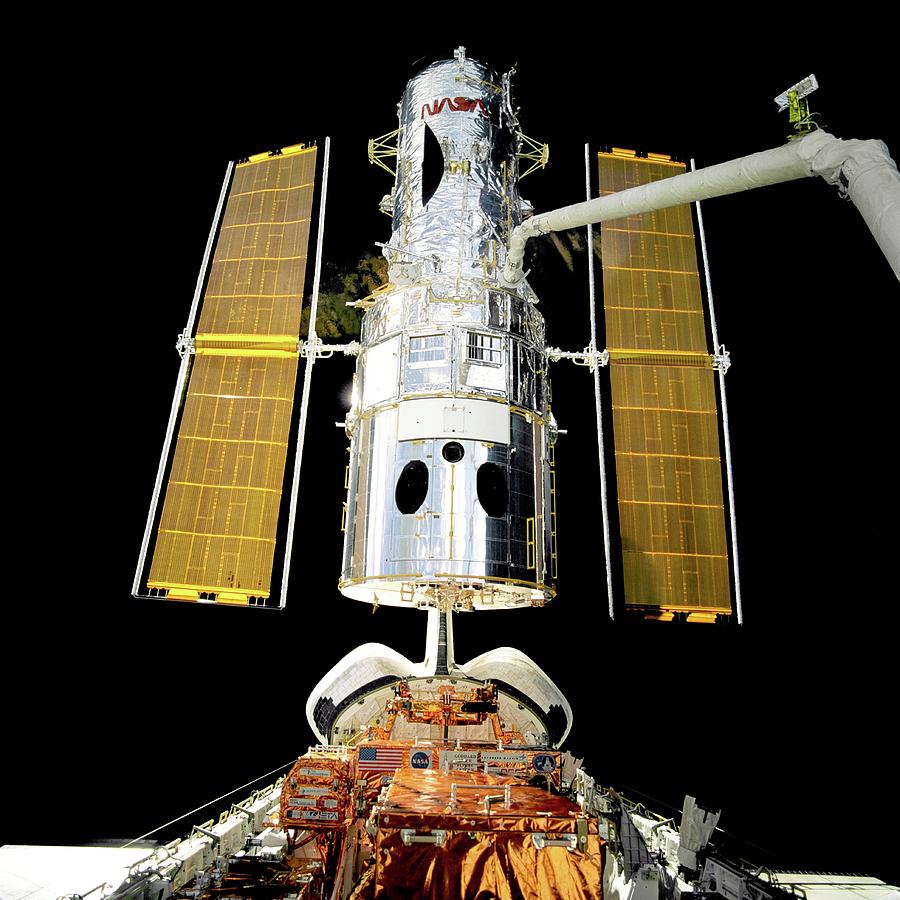 Hubble Telescope In The Shuttles Cargo Bay #1 Photograph by Nasa/science Photo Library