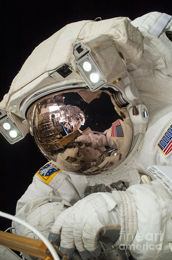 Iss Expedition 38 Spacewalk #1 Photograph by Science Source