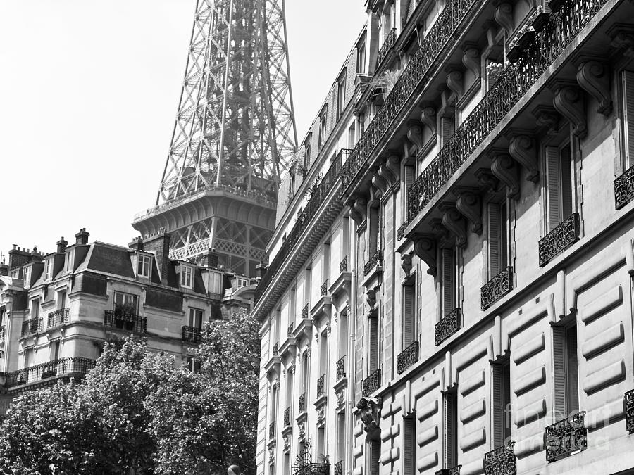 Black And White Photograph - La Tour Eiffel by Alex Cassels
