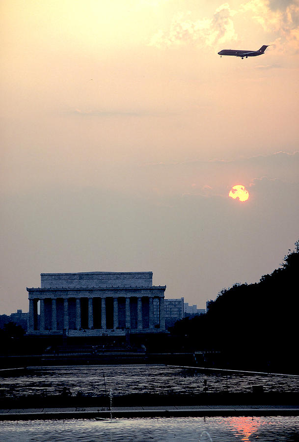 Lincoln Memorial Photograph - Last Flight In #1 by Carl Purcell