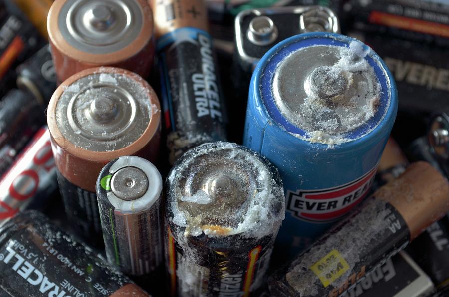 Verslagen Poëzie na school Old Exhausted Batteries by Robert Brook/science Photo Library