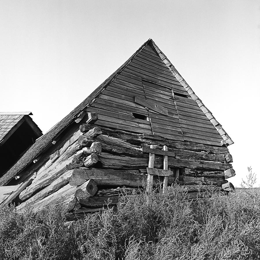 old-log-building-on-north-dakota-prairie-photograph-by-donald-erickson