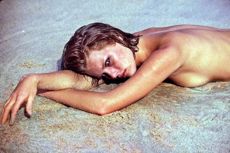 Patti Hansen Topless On A Beach Photograph by Arthur Elgort
