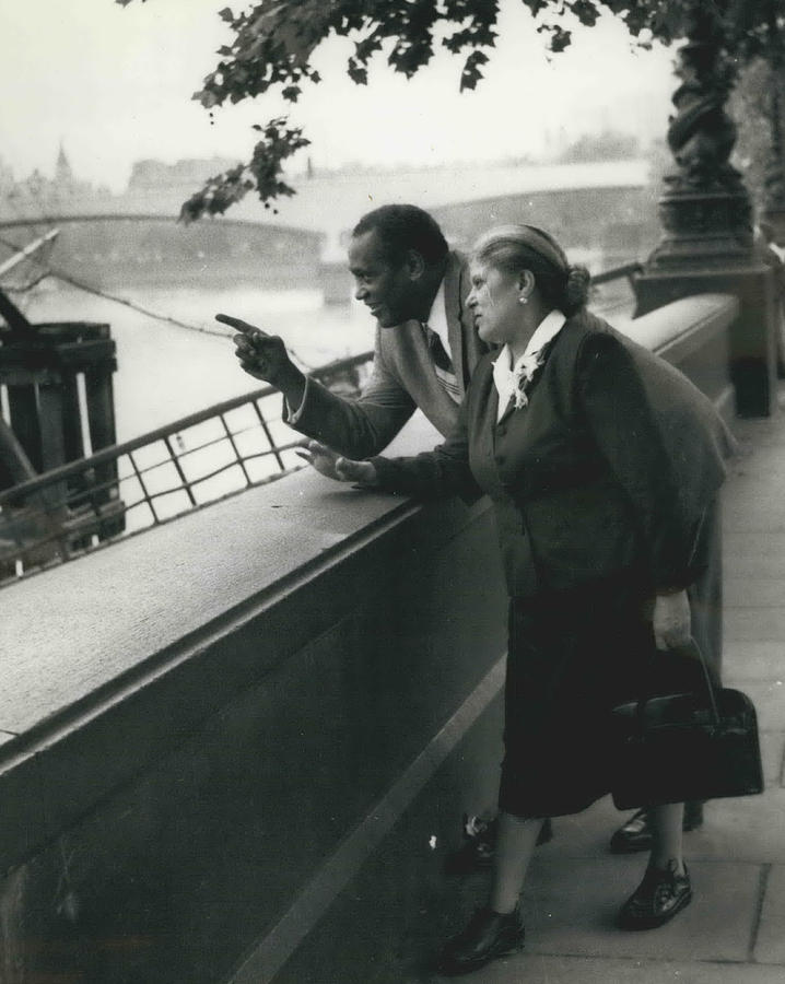 Paul Robeson Goes Sightseeing In London. #1 Photograph by Retro Images Archive