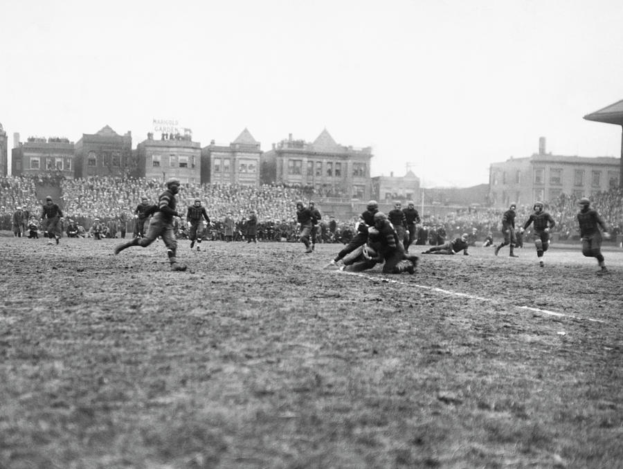 Red Grange۪s First Pro Game #1 Photograph by Underwood Archives
