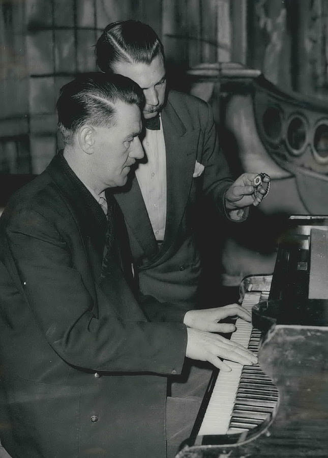 Sandy Starts On His Piano Playing Marathon Photograph by Retro Images ...