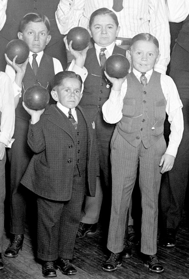 Singer Midgets Bowling At Ymca, 1924 #1 Photograph by Science Source