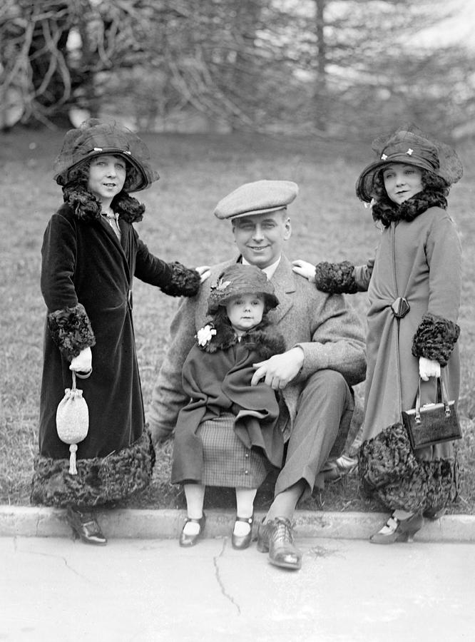 Singer Midgets Visit White House, 1924 #1 Photograph by Science Source
