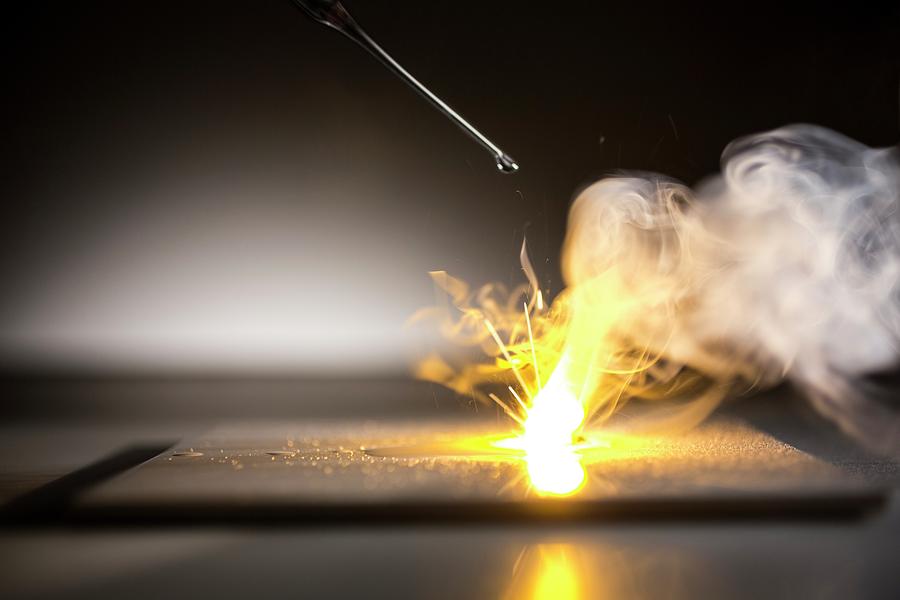 Sodium Burning In Water Photograph by Science Photo Library