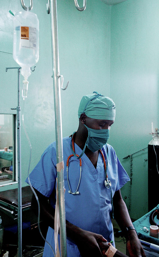 Hat Photograph - Surgeon In An Operating Theatre #1 by Mauro Fermariello/science Photo Library