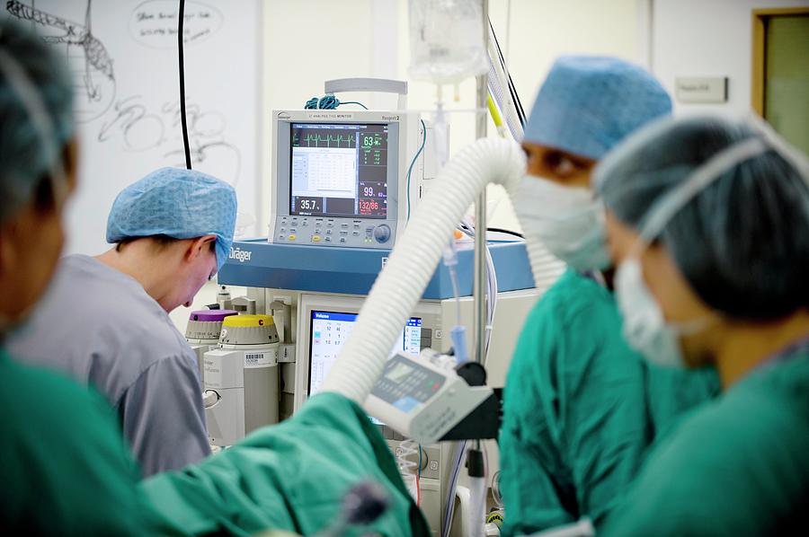 Surgeons Performing An Operation Photograph by Jim Varney/science Photo ...