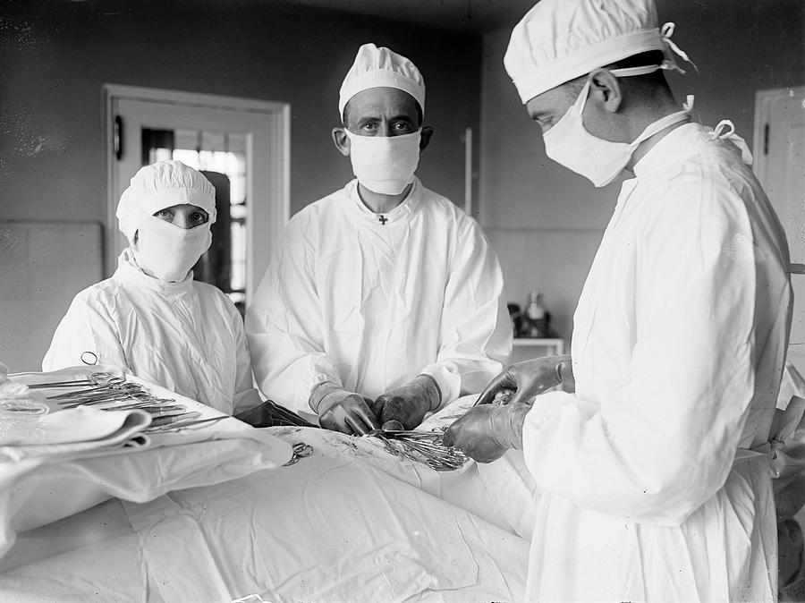 Surgery, 1922 #1 Photograph by Granger