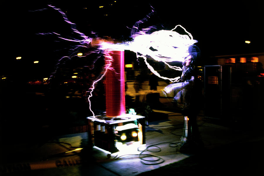 Tesla Coil Photograph - Tesla Coil #1 by Peter Menzel/science Photo Library