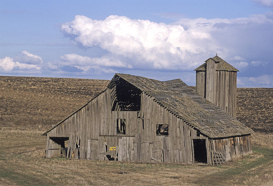 The Lewiston Breaks Barn #1 Photograph by Doug Davidson